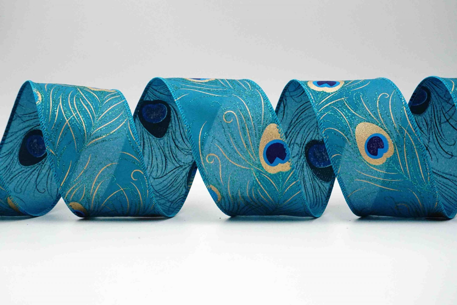 Лента с танцующими перьями